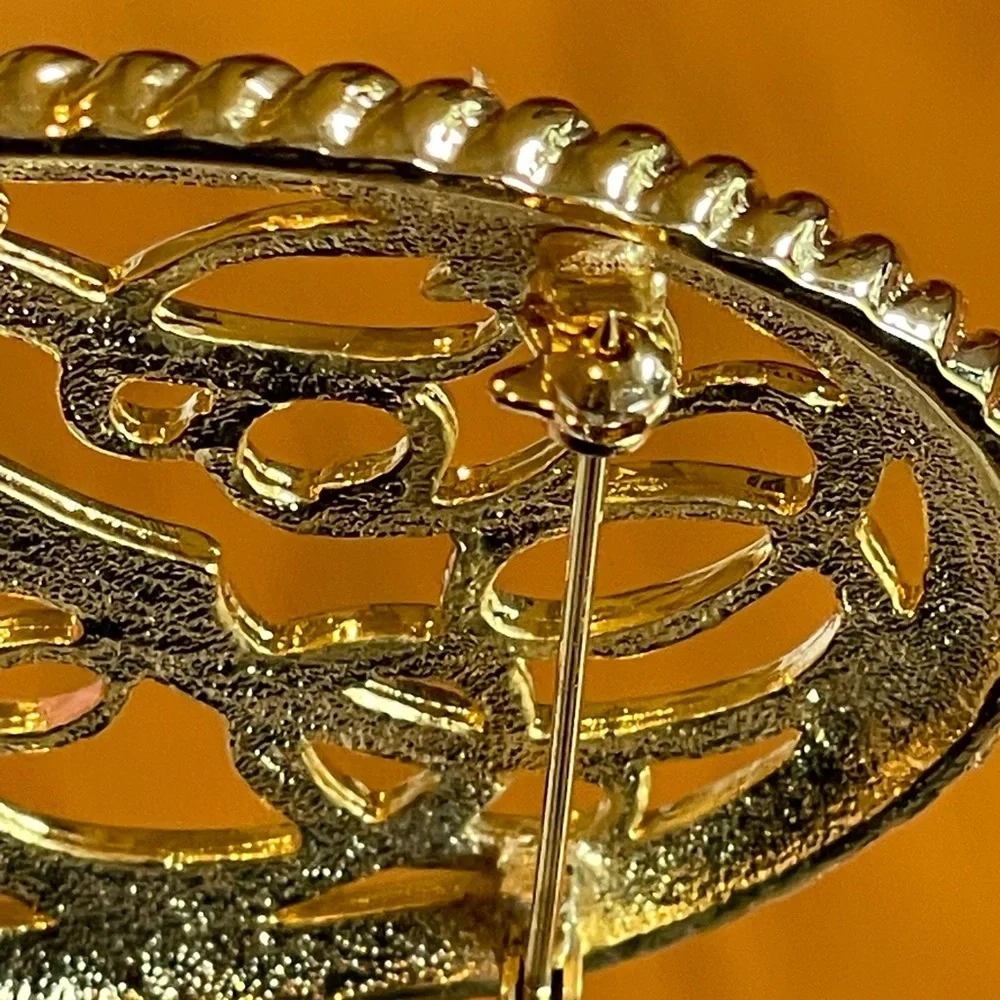 Vintage gold tone, swirl, pin. Beautiful scroll trim.